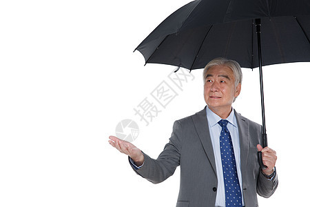 一个商务老年男人在打伞图片