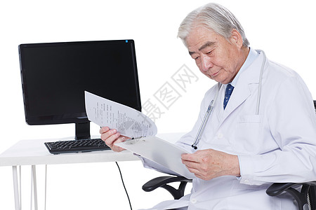 一个老年医生在看病历卡背景图片