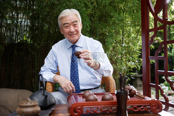 一个老年男人饮茶图片