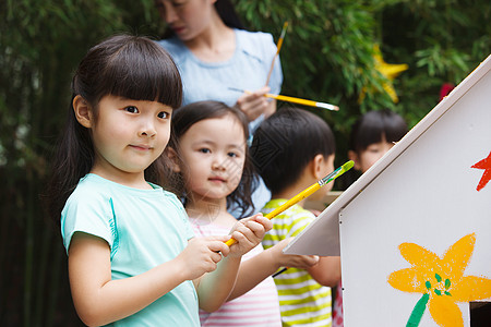 幼儿园的师生在上艺术课图片