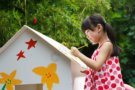 幼儿园里的小女孩在作画图片