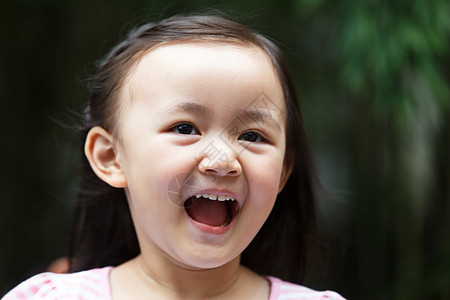 幼儿园里可爱的小女孩图片