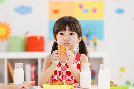 幼儿园儿童在吃早餐图片