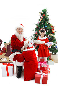 圣诞老人在给女孩派发礼物图片