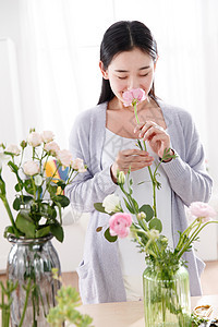 青年女人拿着一只鲜花图片