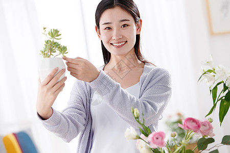 青年女人拿着花盆图片