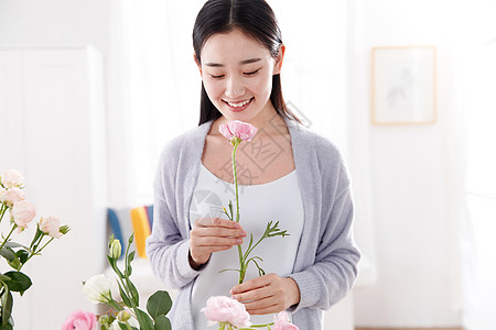 青年女人拿着一只鲜花图片