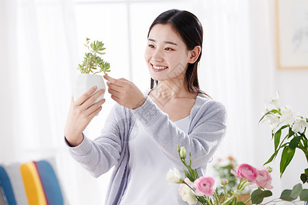 青年女人拿着花盆图片