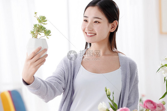 青年女人拿着花盆图片