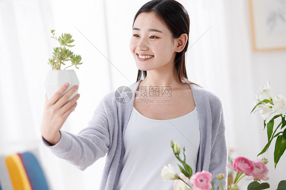 青年女人拿着花盆图片