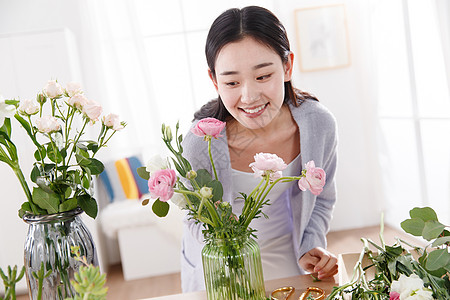 青年女人的家庭生活图片