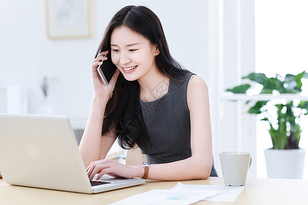 商务青年女人打电话高清图片