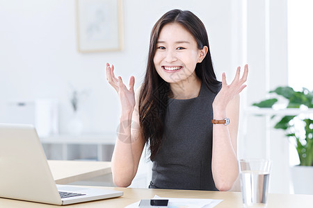 商务女人在办公室图片