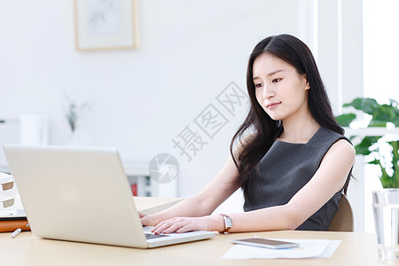 商务女人在办公室背景图片