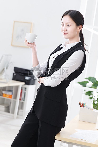 商务女人端着咖啡杯图片