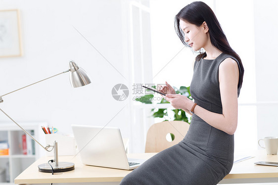 商务女人使用平板电脑图片