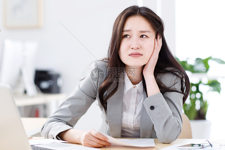 简洁的垂头丧气什么意思的图片