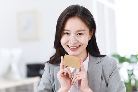 商务青年女人拿着卡片图片