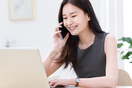 商务青年女人打电话背景图片