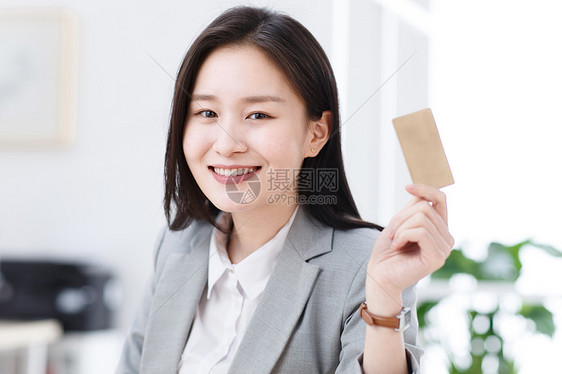 商务青年女人拿着卡片图片