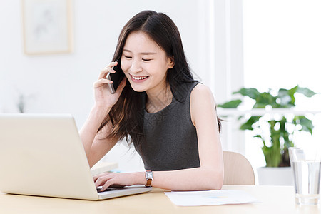 商务青年女人打电话图片