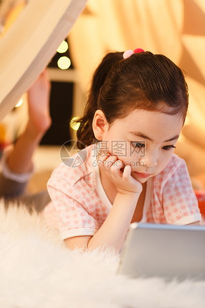 可爱的小女孩看平板电脑图片