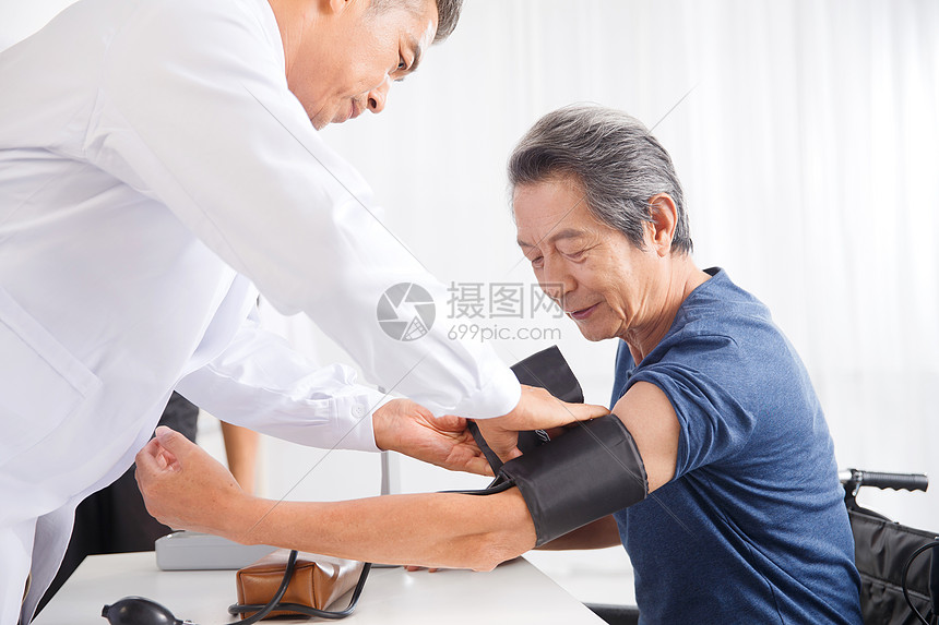 医生给患者量血压图片