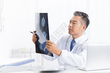 医生看X光片图片