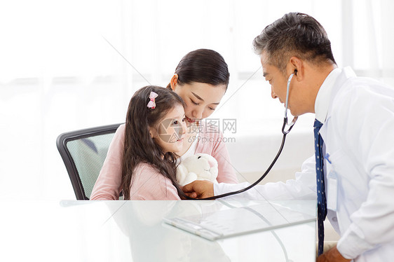 小女孩和妈妈一起看医生图片