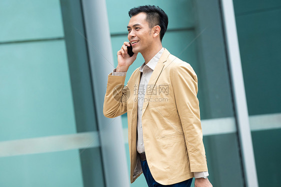 楼下打电话的商务男子图片