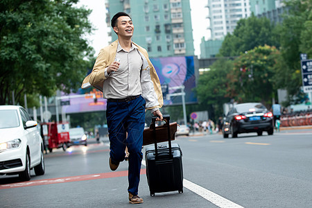 马路上拉着行李追赶汽车的商务男子图片