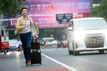 马路上拉着行李追赶汽车的商务男子图片