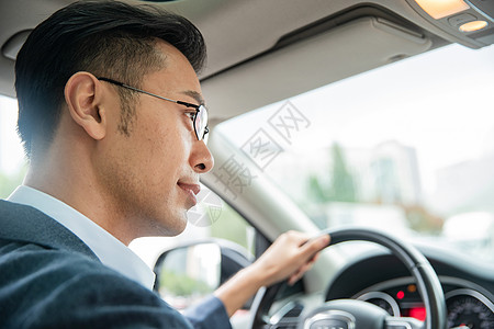 商务男士驾驶汽车图片