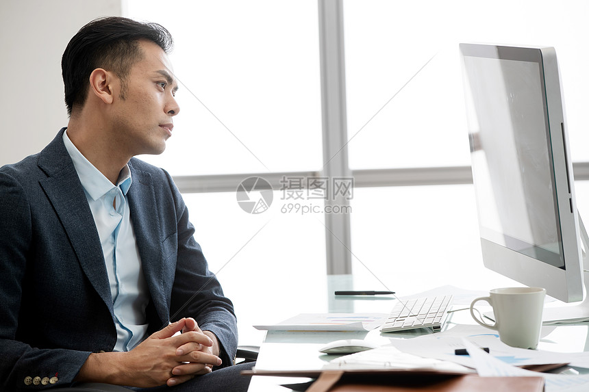 盯着电脑的商务男士图片