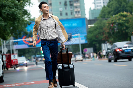 马路上拉着行李追赶汽车的商务男子图片