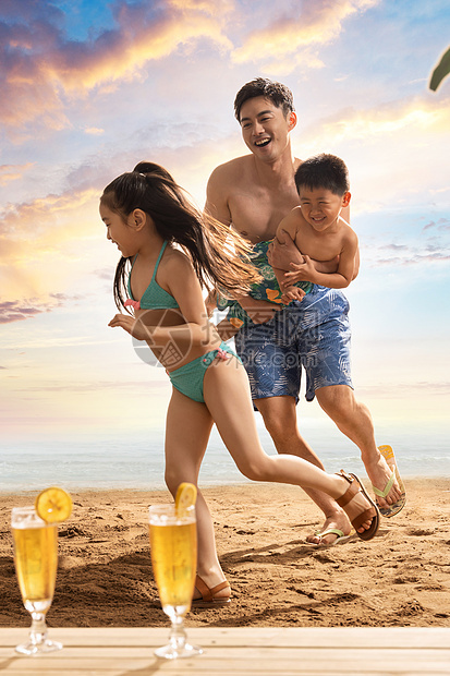 年轻父亲带着孩子们在沙滩玩耍图片