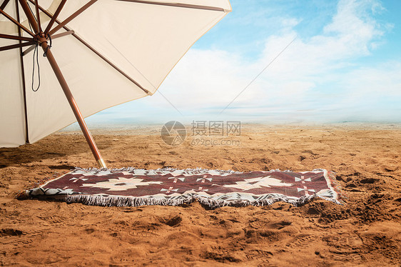 海滩上的遮阳伞和毯子图片