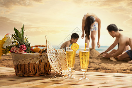 夏天男孩和水果幸福的四口之家在沙滩上享受休闲时光背景