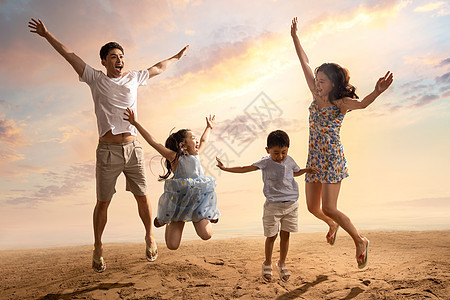 沙滩上跳跃的快乐四口之家图片