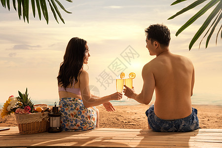 年轻伴侣在海边享受休闲时光图片