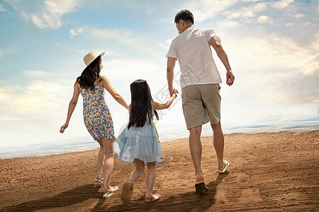 幸福一家三口在沙滩上散步的背影图片