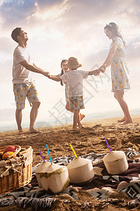幸福的一家四口在沙滩上做游戏图片