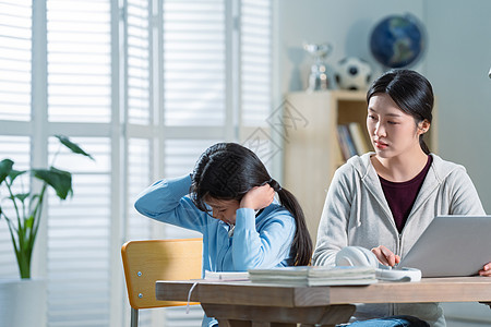 年轻妈妈和做作业的女儿生气图片