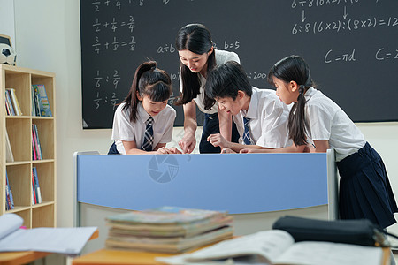 老师给小学生辅导学习图片