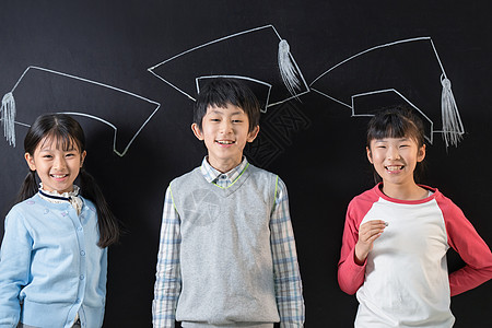 站在黑板前的快乐小学生图片