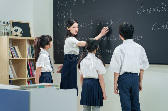 老师给小学生辅导学习图片