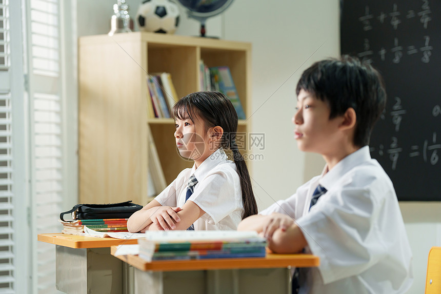 小学生在教室里认真听讲高清图片下载-正版图片507635552-摄图网