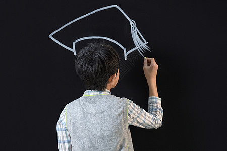 黑板上的握手画小学生在黑板上画博士帽背景
