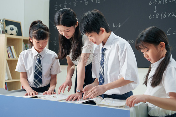 老师给小学生辅导学习图片