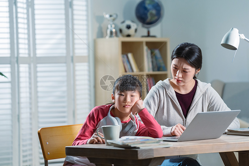 年轻妈妈教训做作业的女儿图片